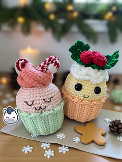 Handmade Christmas Cupcakes amigurumi inspired by festive holiday treats, cute winter crochet pattern PDF perfect for Christmas décor and cozy handmade crafts.
