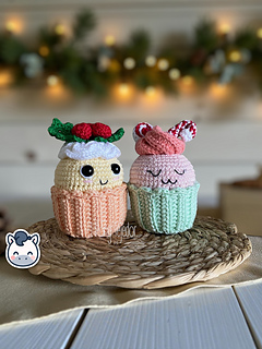 Handmade Christmas Cupcakes amigurumi inspired by festive holiday treats, cute winter crochet pattern PDF perfect for Christmas décor and cozy handmade crafts.