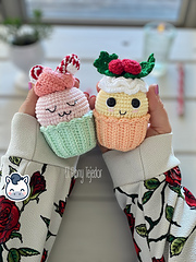 Handmade Christmas Cupcakes amigurumi inspired by festive holiday treats, cute winter crochet pattern PDF perfect for Christmas décor and cozy handmade crafts.