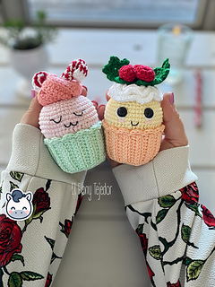 Handmade Christmas Cupcakes amigurumi inspired by festive holiday treats, cute winter crochet pattern PDF perfect for Christmas décor and cozy handmade crafts.