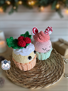 Handmade Christmas Cupcakes amigurumi inspired by festive holiday treats, cute winter crochet pattern PDF perfect for Christmas décor and cozy handmade crafts.