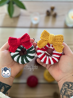 Handmade Christmas Wreath Amigurumi Ornament, festive red, white, and green striped crochet pattern PDF.