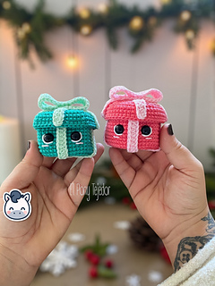 Handmade Christmas Stockings and Candies amigurumi inspired by Holiday Decor, cute Christmas crochet pattern PDF.