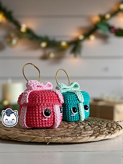 Handmade Christmas Stockings and Candies amigurumi inspired by Holiday Decor, cute Christmas crochet pattern PDF.