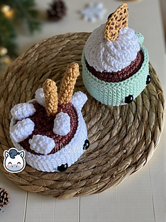 Handmade Hot Chocolate Mugs amigurumi inspired by cozy winter treats, cute Christmas crochet pattern PDF perfect for holiday decoration and gifting.
