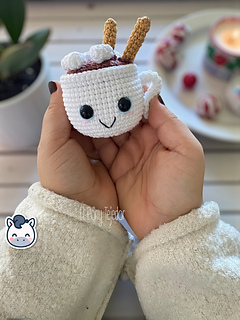 Handmade Hot Chocolate Mugs amigurumi inspired by cozy winter treats, cute Christmas crochet pattern PDF perfect for holiday decoration and gifting.