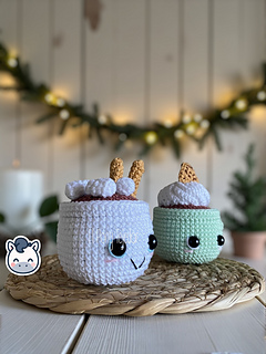 Handmade Hot Chocolate Mugs amigurumi inspired by cozy winter treats, cute Christmas crochet pattern PDF perfect for holiday decoration and gifting.