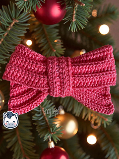 Handmade Christmas Bow amigurumi inspired by classic holiday decorations, a cozy winter crochet pattern PDF perfect for fans of festive handmade ornaments.