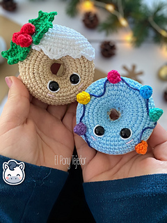 Crochet amigurumi pattern of two Christmas donuts: one beige with white icing and holly, and one blue with a colorful string of Christmas lights