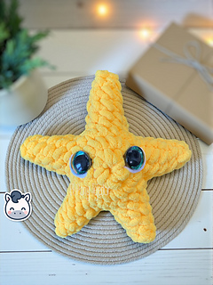 Crochet amigurumi pattern of a yellow Christmas star made with velvet yarn and big glittery eyes.