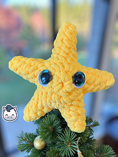 Crochet amigurumi pattern of a yellow Christmas star made with velvet yarn and big glittery eyes.