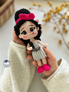 Patrón de ganchillo amigurumi inspirado en Amy Winehouse, muñeca tejida a crochet con peinado característico y vestido azul.
Amy Winehouse inspired crochet amigurumi pattern, handmade doll with iconic hairstyle and blue dress.