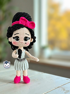 Patrón de ganchillo amigurumi inspirado en Amy Winehouse, muñeca tejida a crochet con peinado característico y vestido azul.
Amy Winehouse inspired crochet amigurumi pattern, handmade doll with iconic hairstyle and blue dress.