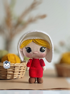 Handmade June Offred amigurumi inspired by Hulu’s The Handmaid’s Tale, a geeky and feminist crochet pattern PDF perfect for fans of dystopian stories, Margaret Atwood, and collectible plush dolls.
