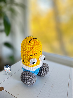 Handmade penis amigurumi inspired by Homer Simpson, a funny and geeky crochet pattern PDF perfect for The Simpsons fans and Funko-style plush lovers.