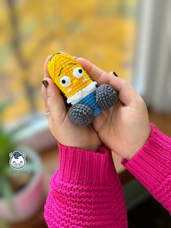 Handmade penis amigurumi inspired by Homer Simpson, a funny and geeky crochet pattern PDF perfect for The Simpsons fans and Funko-style plush lovers.
