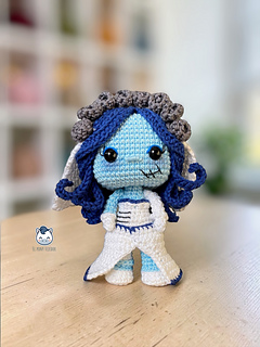 Handmade Emily amigurumi inspired by Corpse Bride / La novia cadáver, gothic crochet doll pattern PDF perfect for Tim Burton fans and spooky cute amigurumi collectors.
