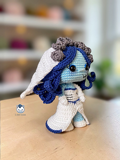 Handmade Emily amigurumi inspired by Corpse Bride / La novia cadáver, gothic crochet doll pattern PDF perfect for Tim Burton fans and spooky cute amigurumi collectors.