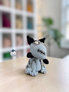 Handmade Frankenweenie amigurumi inspired by Tim Burton, a spooky and geeky crochet pattern PDF perfect for Halloween lovers, gothic decor fans and creepy cute plush collectors.
