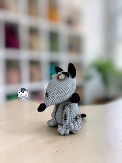 Handmade Frankenweenie amigurumi inspired by Tim Burton, a spooky and geeky crochet pattern PDF perfect for Halloween lovers, gothic decor fans and creepy cute plush collectors.