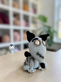 Handmade Frankenweenie amigurumi inspired by Tim Burton, a spooky and geeky crochet pattern PDF perfect for Halloween lovers, gothic decor fans and creepy cute plush collectors.