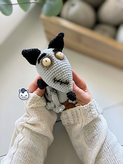 Handmade Frankenweenie amigurumi inspired by Tim Burton, a spooky and geeky crochet pattern PDF perfect for Halloween lovers, gothic decor fans and creepy cute plush collectors.
