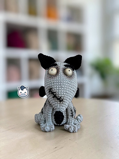 Handmade Frankenweenie amigurumi inspired by Tim Burton, a spooky and geeky crochet pattern PDF perfect for Halloween lovers, gothic decor fans and creepy cute plush collectors.