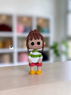 Handmade Chihiro amigurumi inspired by Spirited Away, featuring her iconic ponytail, striped sweater, pink shorts and yellow shoes. A cute anime crochet pattern PDF perfect for Studio Ghibli fans, Japanese animation lovers, geek collectors, Funko-style plush enthusiasts and handmade crochet fans.