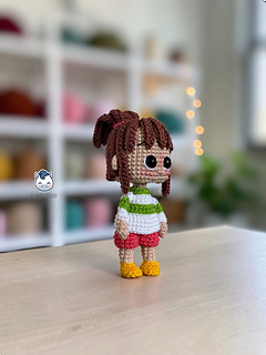 Handmade Chihiro amigurumi inspired by Spirited Away, featuring her iconic ponytail, striped sweater, pink shorts and yellow shoes. A cute anime crochet pattern PDF perfect for Studio Ghibli fans, Japanese animation lovers, geek collectors, Funko-style plush enthusiasts and handmade crochet fans.
