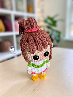 Handmade Chihiro amigurumi inspired by Spirited Away, featuring her iconic ponytail, striped sweater, pink shorts and yellow shoes. A cute anime crochet pattern PDF perfect for Studio Ghibli fans, Japanese animation lovers, geek collectors, Funko-style plush enthusiasts and handmade crochet fans.