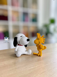 Handmade Snoopy and Woodstock amigurumi inspired by the classic Peanuts characters, featuring a detailed PDF crochet pattern for crochet and amigurumi lovers.
