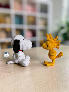 Handmade Snoopy and Woodstock amigurumi inspired by the classic Peanuts characters, featuring a detailed PDF crochet pattern for crochet and amigurumi lovers.