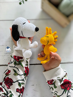 Handmade Snoopy and Woodstock amigurumi inspired by the classic Peanuts characters, featuring a detailed PDF crochet pattern for crochet and amigurumi lovers.
