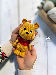 Winnie the Pooh amigurumi crochet pattern PDF, handmade plush bear with red shirt, step-by-step crochet tutorial by El Pony Tejedor.