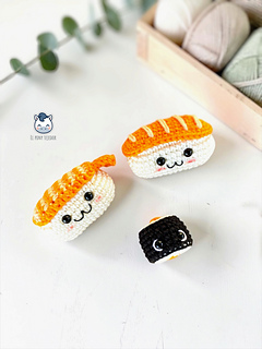 Handmade kawaii sushi amigurumi set featuring a salmon nigiri, shrimp nigiri and maki, crocheted with a free step-by-step crochet pattern.