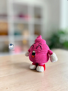This Caca Arale crochet pattern PDF is perfect for fans of Dr. Slump and retro anime lovers. Inspired by the classic manga, this handmade geek amigurumi is a cute and fun DIY project. Digital download available in English and Spanish.