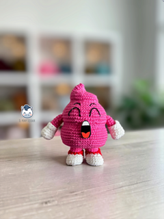 This Caca Arale crochet pattern PDF is perfect for fans of Dr. Slump and retro anime lovers. Inspired by the classic manga, this handmade geek amigurumi is a cute and fun DIY project. Digital download available in English and Spanish.