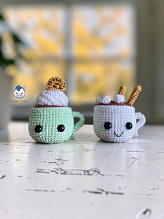 Handmade Hot Chocolate Mugs amigurumi inspired by cozy winter treats, cute Christmas crochet pattern PDF perfect for holiday decoration and gifting.