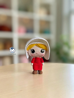 Handmade June Offred amigurumi inspired by Hulu’s The Handmaid’s Tale, a geeky and feminist crochet pattern PDF perfect for fans of dystopian stories, Margaret Atwood, and collectible plush dolls.
