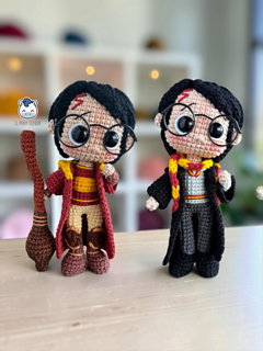 Two Harry Potter amigurumi dolls shown from the front on a wooden table. On the left, Harry wears a red and gold Quidditch uniform and holds a brown broom. On the right, he wears a black cloak, a red and gold scarf and a brown Sorting Hat. Both have black hair and round glasses. The El Pony Tejedor logo appears on the left.