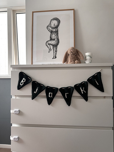 Prjónaðar Fánaveifur / Knitted Buntings