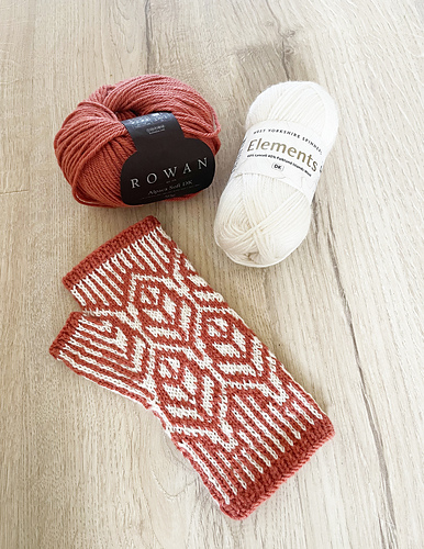 Hedgerow Fingerless Mittens photo 9