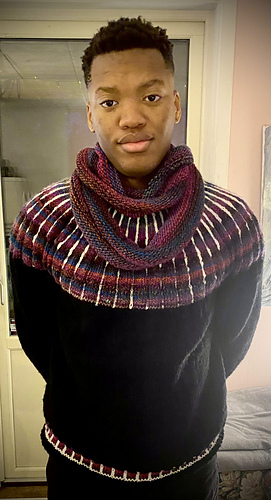 Fick garn över at det melerade och gjorde en halsduk. Tröjan är inte blockad på bilderna. Därför syns strimmorna sämre