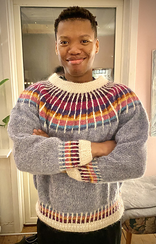 Sonen testfotas i tröjan innan skick till ny ägare 