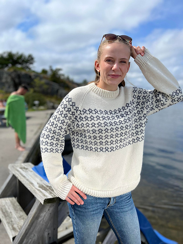 Bertes genser - Ferdigstrikka (Vibeke Lauritsen)