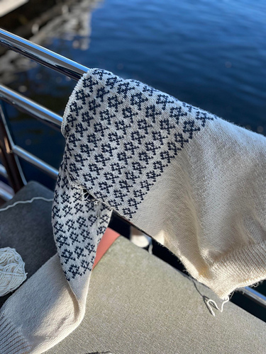 Bertes genser - Ferdigstrikka (Vibeke Lauritsen)