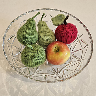 Knitted apples and knitted pears in knitted fruit display