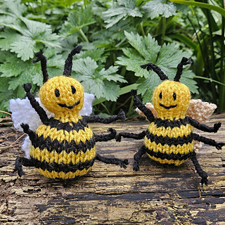 Two knitted bees on a log