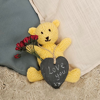 Knitted teddy bear gift idea with slate and paper flowers