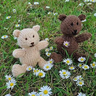 Two knitted teddy bears